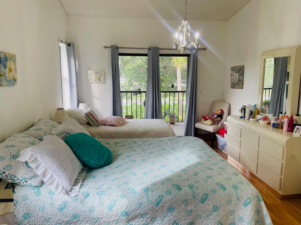 For Sale: $174,900 (2 beds, 2 baths, 1360 Square Feet)