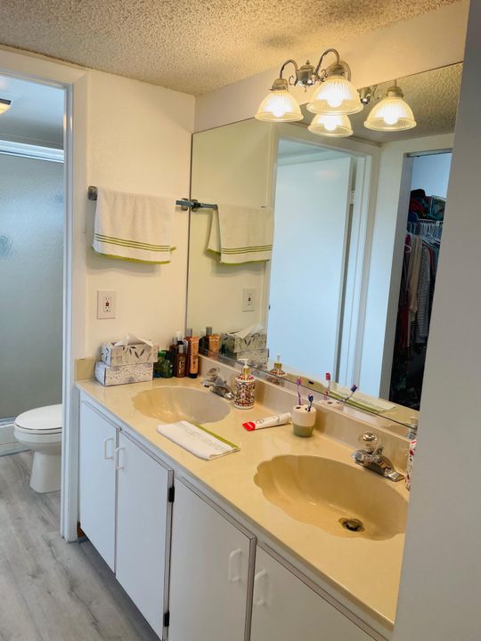 For Sale: $174,900 (2 beds, 2 baths, 1360 Square Feet)