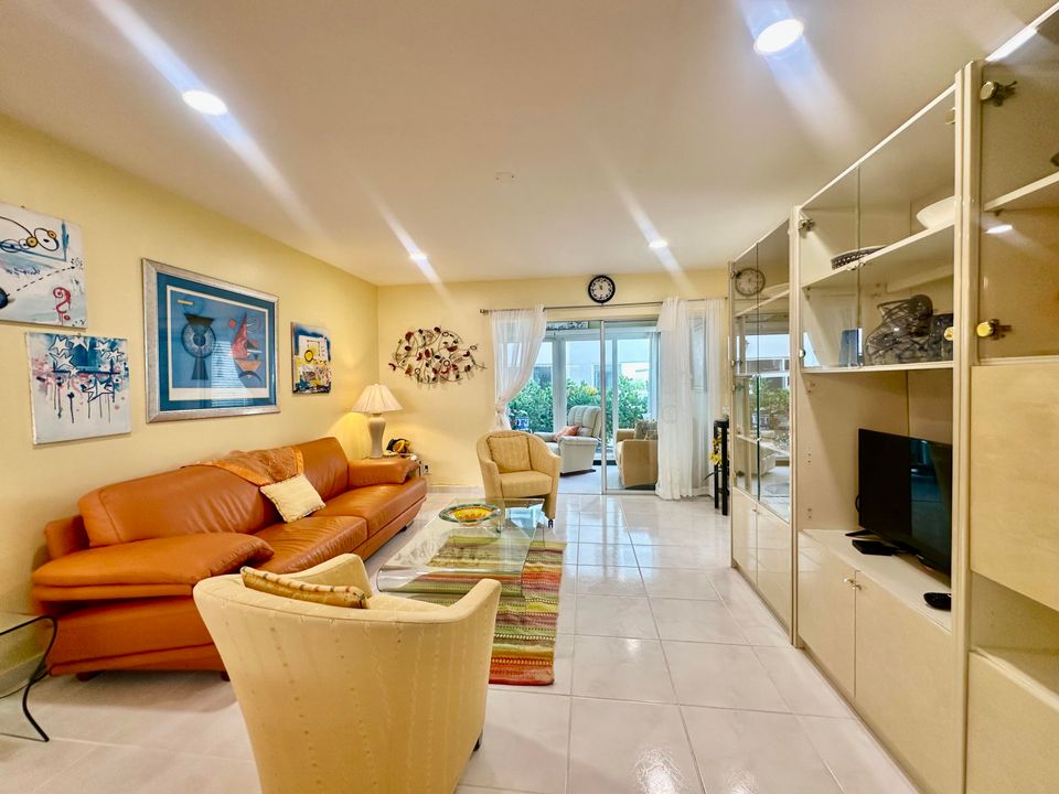 For Sale: $259,900 (2 beds, 2 baths, 1200 Square Feet)