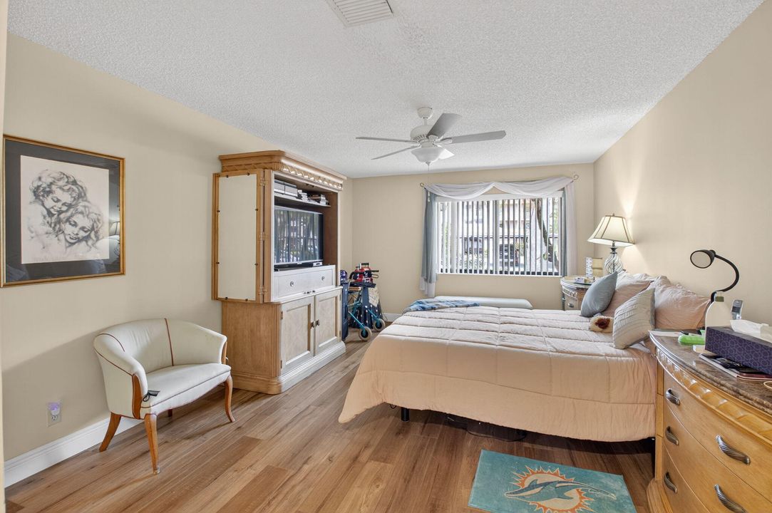 На продажу: $279,999 (2 спален, 2 ванн, 1217 Квадратных фут)