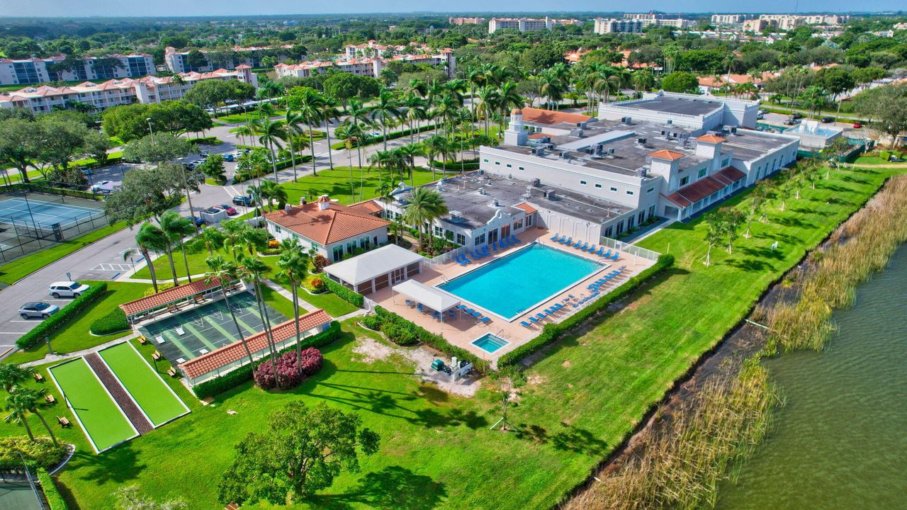 На продажу: $279,999 (2 спален, 2 ванн, 1217 Квадратных фут)