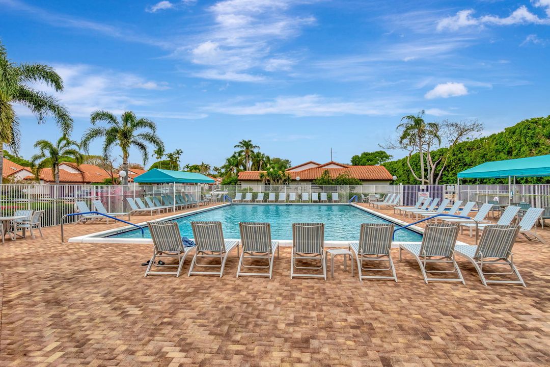 На продажу: $279,999 (2 спален, 2 ванн, 1217 Квадратных фут)