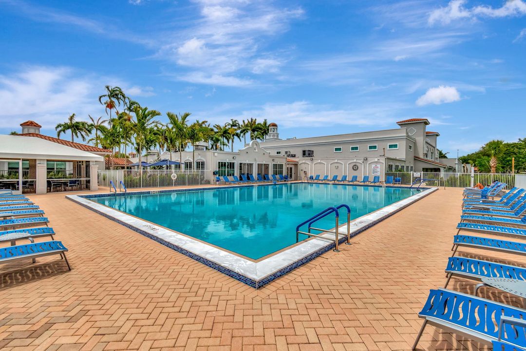 На продажу: $279,999 (2 спален, 2 ванн, 1217 Квадратных фут)