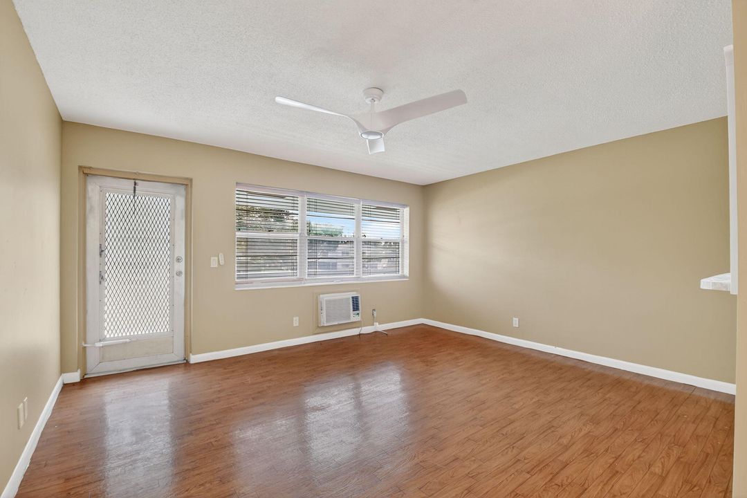 待售: $69,900 (1 贝兹, 1 浴室, 585 平方英尺)