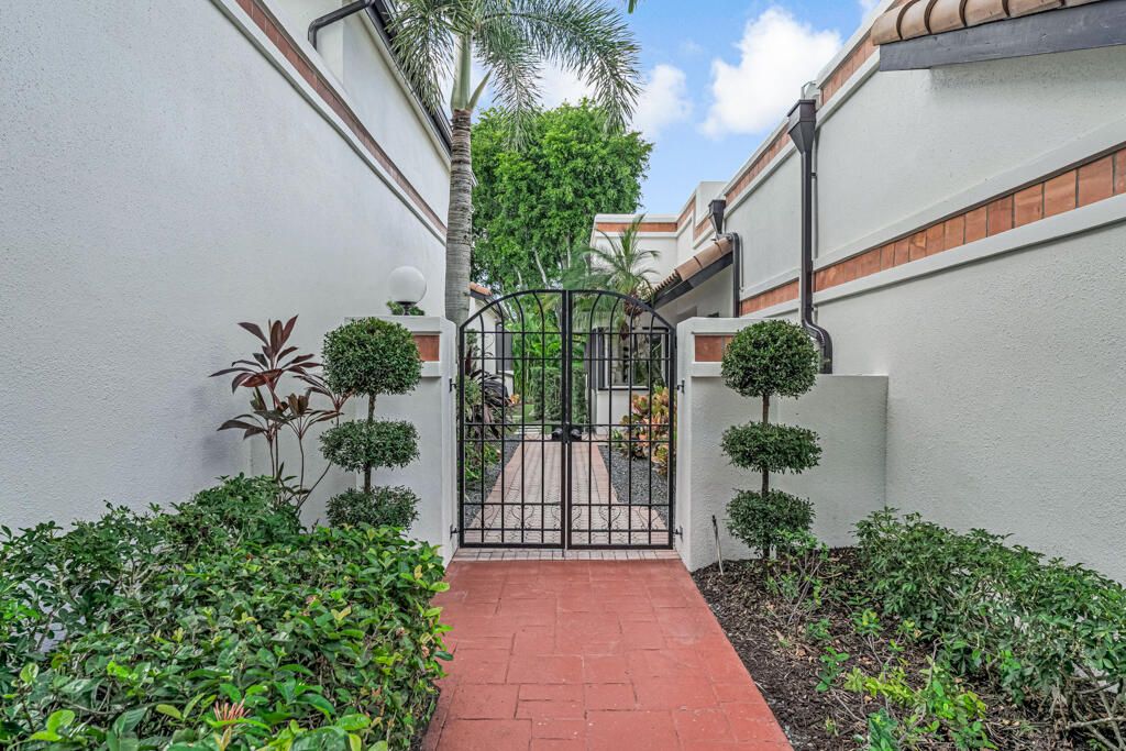 Active With Contract: $819,000 (3 beds, 2 baths, 2007 Square Feet)