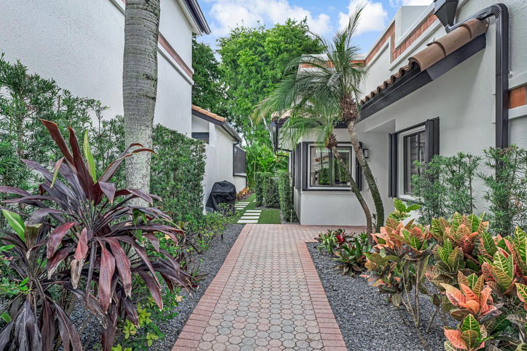 Active With Contract: $819,000 (3 beds, 2 baths, 2007 Square Feet)