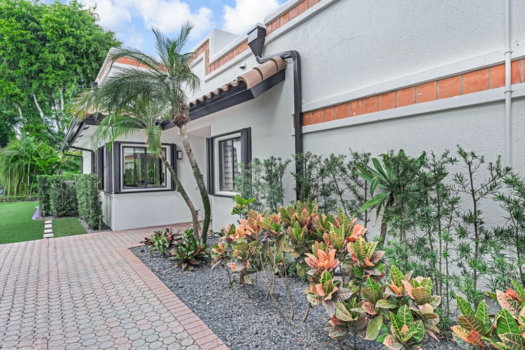 Active With Contract: $819,000 (3 beds, 2 baths, 2007 Square Feet)