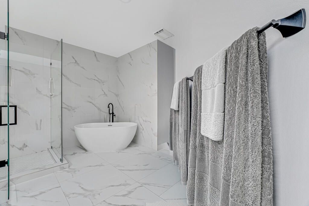 Active With Contract: $819,000 (3 beds, 2 baths, 2007 Square Feet)