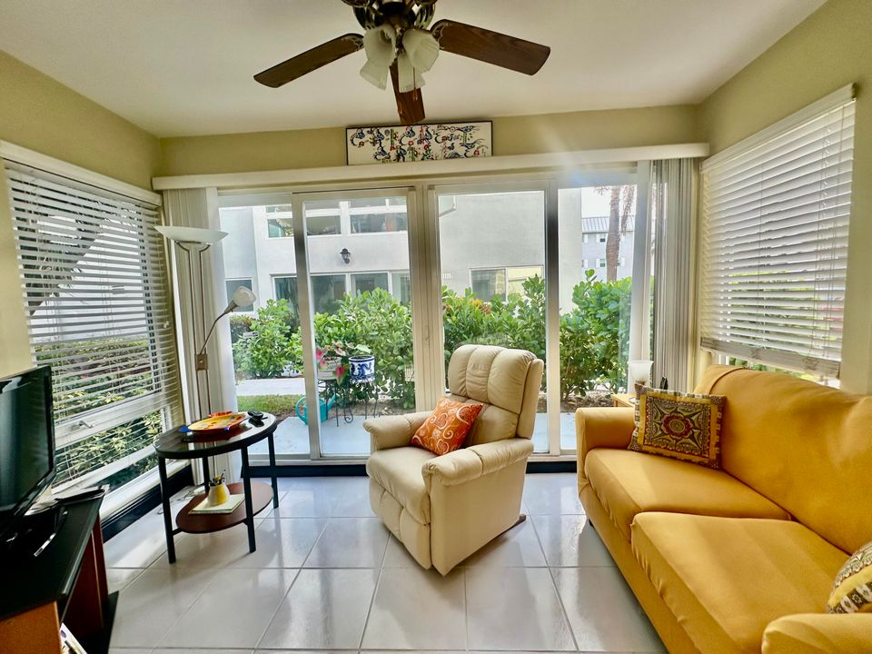 For Sale: $259,900 (2 beds, 2 baths, 1200 Square Feet)