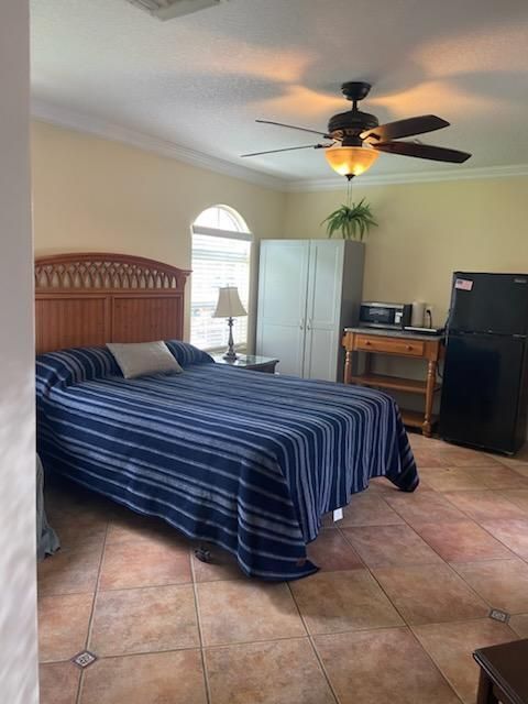 For Rent: $1,050 (1 beds, 1 baths, 337 Square Feet)