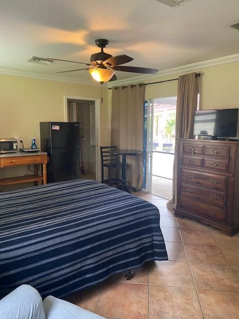 For Rent: $1,050 (1 beds, 1 baths, 337 Square Feet)