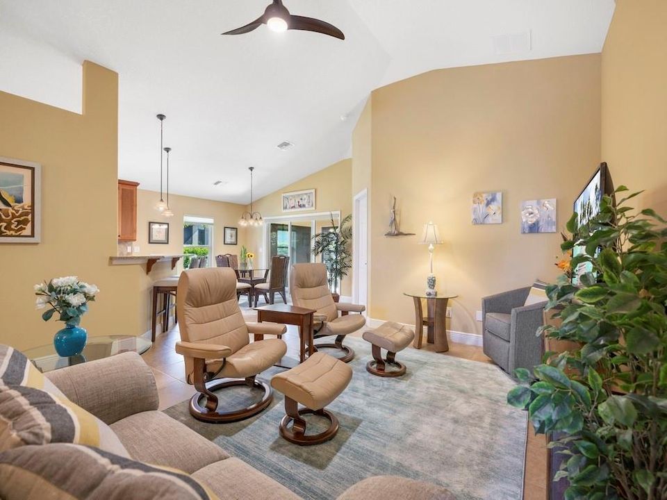 合同活跃: $389,000 (3 贝兹, 2 浴室, 1697 平方英尺)