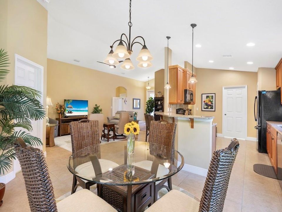 合同活跃: $389,000 (3 贝兹, 2 浴室, 1697 平方英尺)