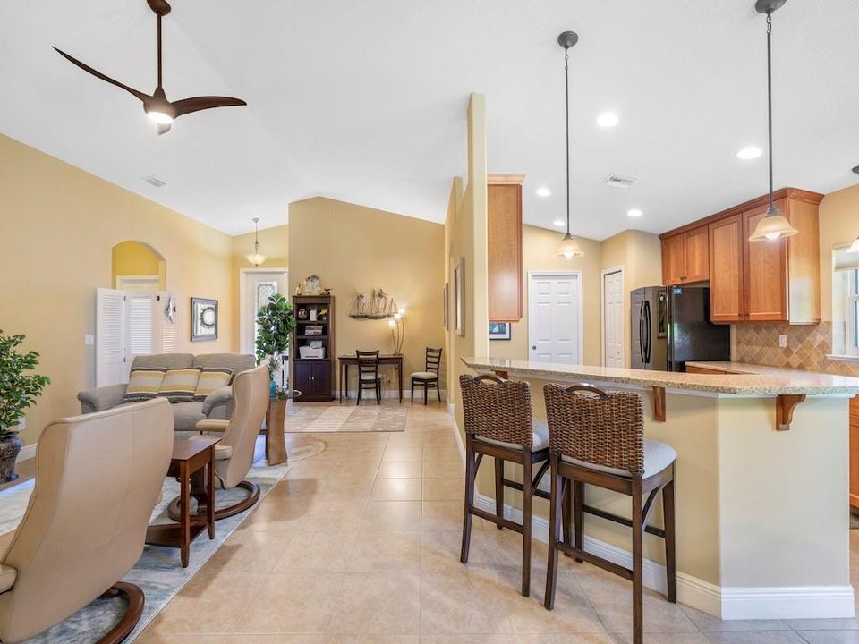 合同活跃: $389,000 (3 贝兹, 2 浴室, 1697 平方英尺)