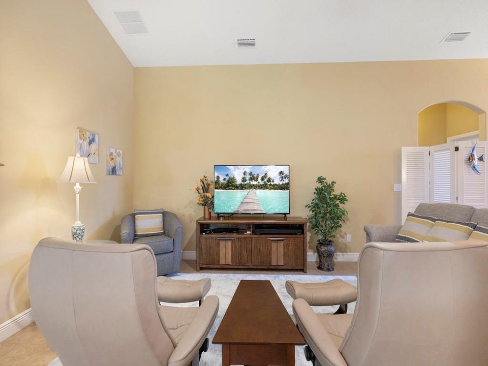 合同活跃: $389,000 (3 贝兹, 2 浴室, 1697 平方英尺)