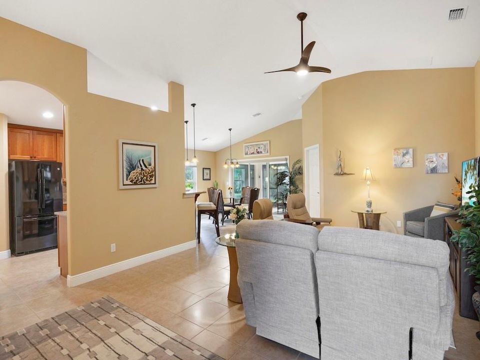 合同活跃: $389,000 (3 贝兹, 2 浴室, 1697 平方英尺)