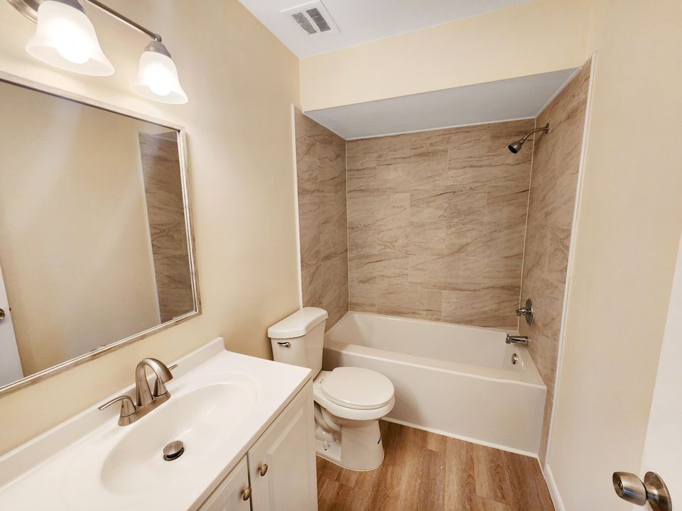 待售: $290,000 (2 贝兹, 2 浴室, 974 平方英尺)