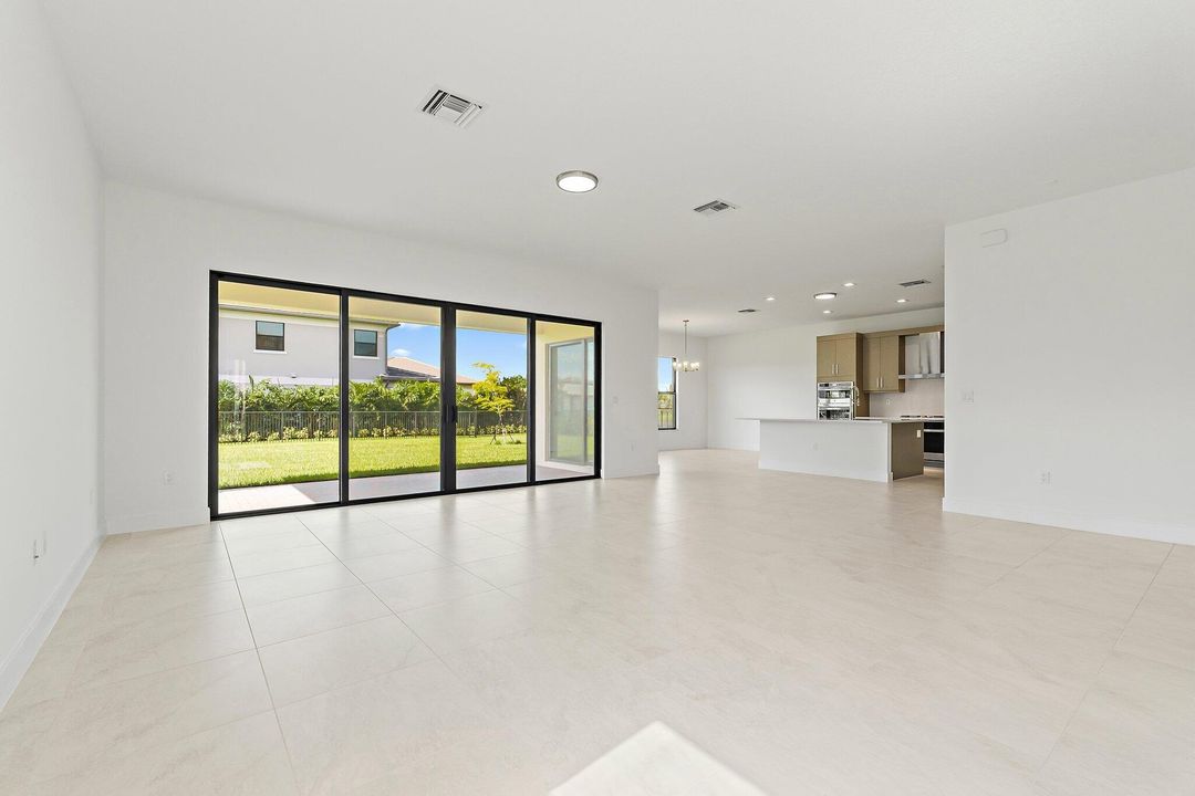 出租: $5,900 (5 贝兹, 5 浴室, 3656 平方英尺)