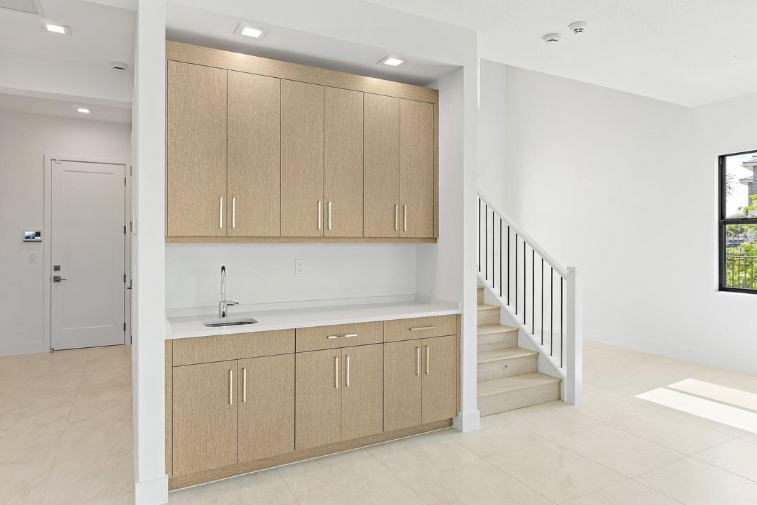 出租: $5,900 (5 贝兹, 5 浴室, 3656 平方英尺)