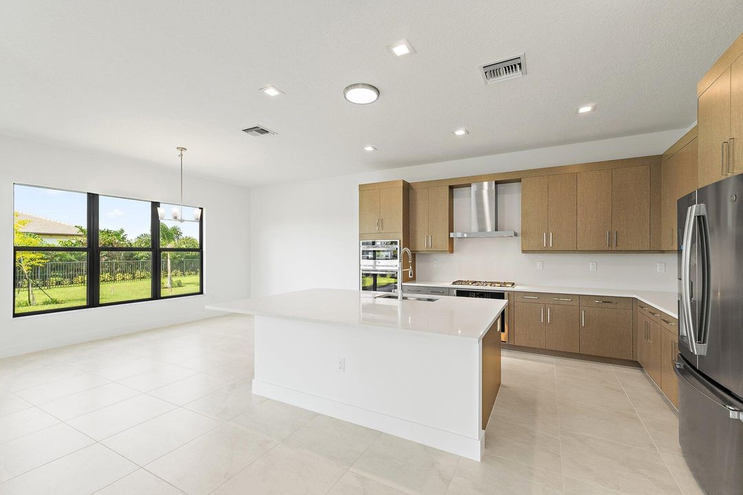 出租: $5,900 (5 贝兹, 5 浴室, 3656 平方英尺)