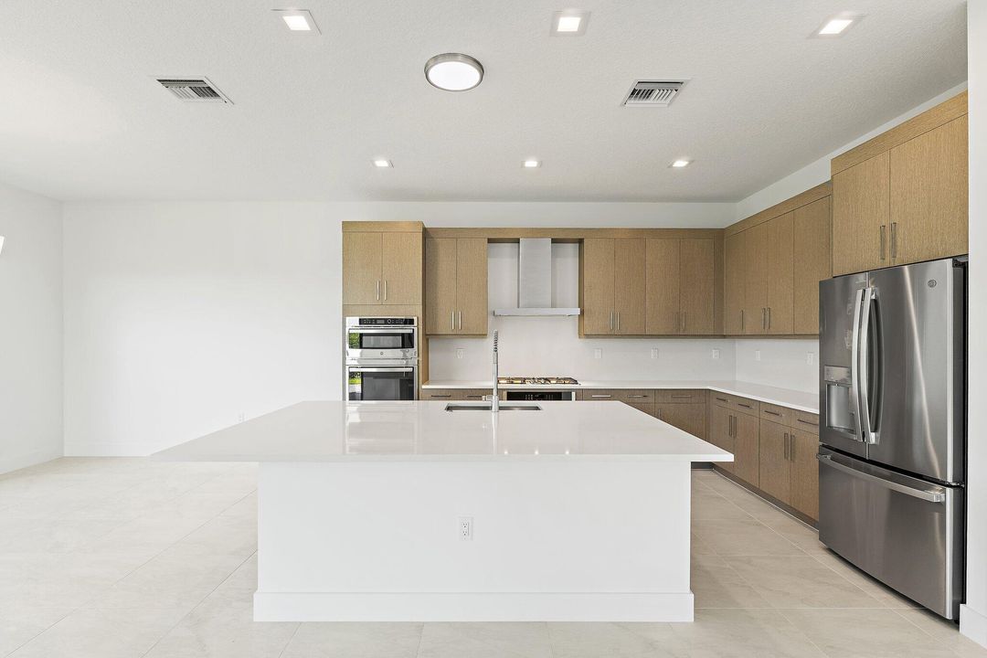 出租: $5,900 (5 贝兹, 5 浴室, 3656 平方英尺)