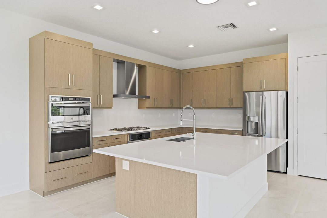 出租: $5,900 (5 贝兹, 5 浴室, 3656 平方英尺)