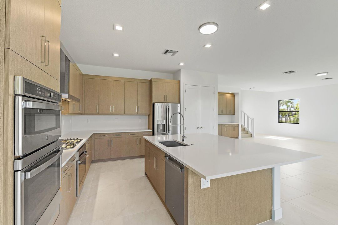 出租: $5,900 (5 贝兹, 5 浴室, 3656 平方英尺)