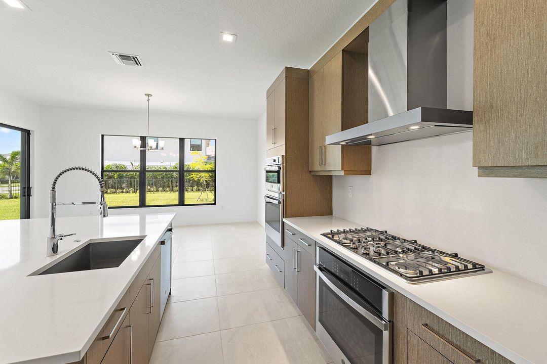 出租: $5,900 (5 贝兹, 5 浴室, 3656 平方英尺)