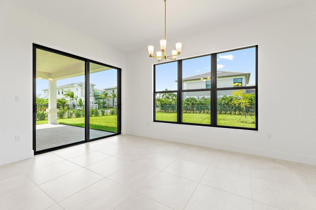 出租: $5,900 (5 贝兹, 5 浴室, 3656 平方英尺)