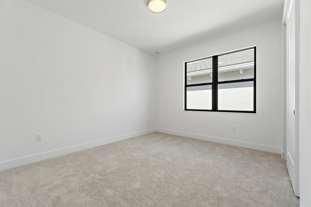 出租: $5,900 (5 贝兹, 5 浴室, 3656 平方英尺)