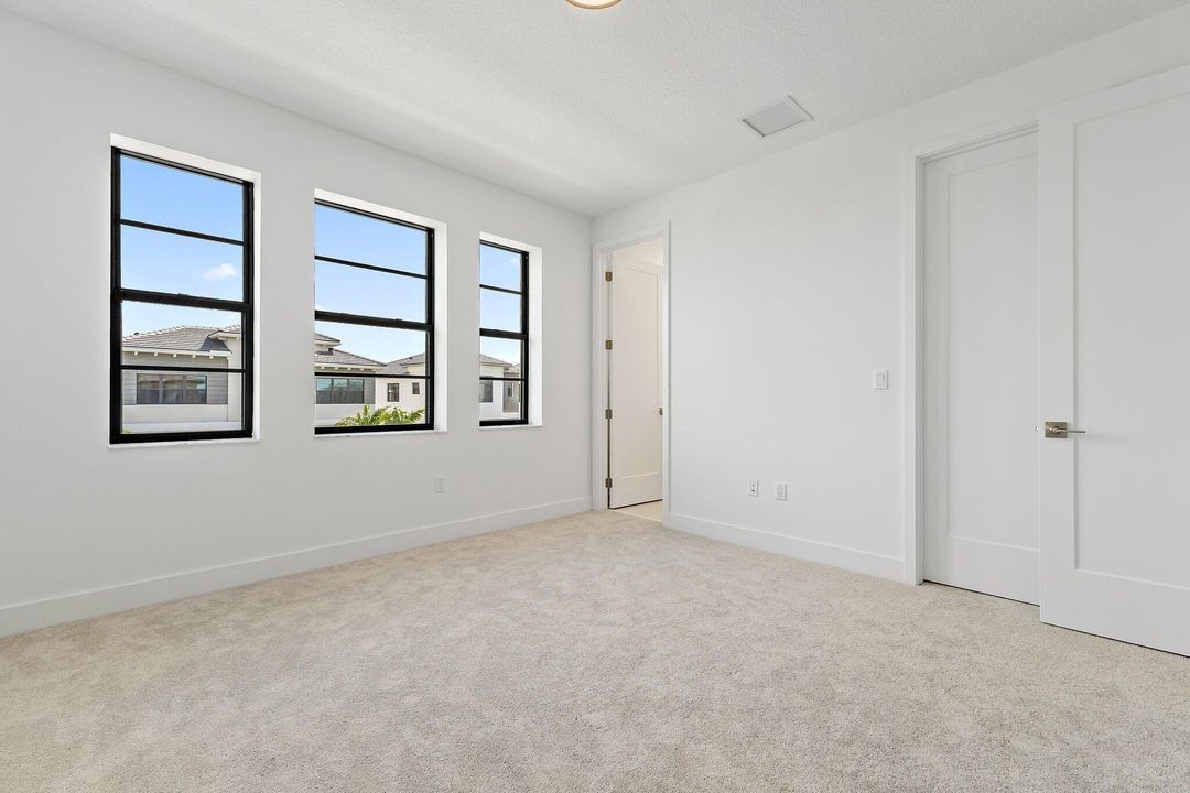 出租: $5,900 (5 贝兹, 5 浴室, 3656 平方英尺)