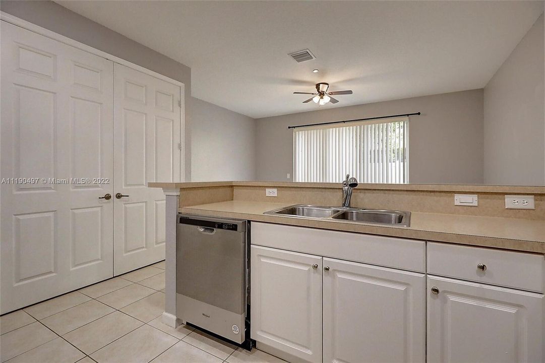 В аренду: $2,350 (2 спален, 2 ванн, 1627 Квадратных фут)