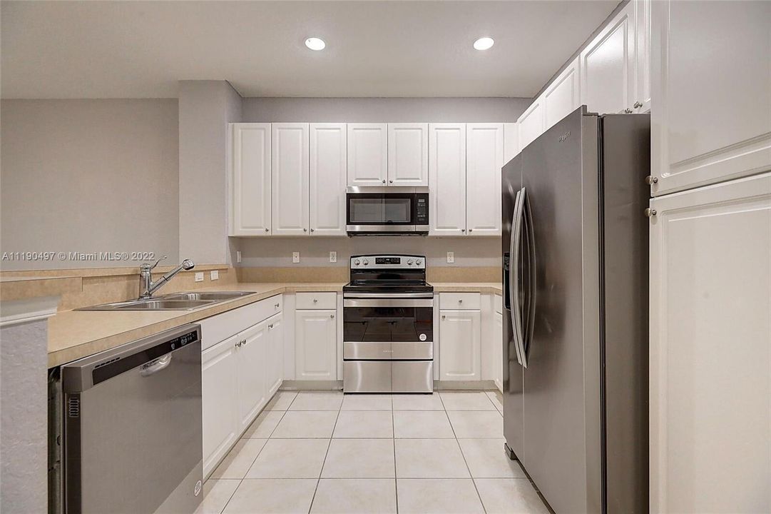 В аренду: $2,350 (2 спален, 2 ванн, 1627 Квадратных фут)