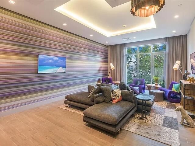 合同活跃: $1,150,000 (2 贝兹, 2 浴室, 1958 平方英尺)