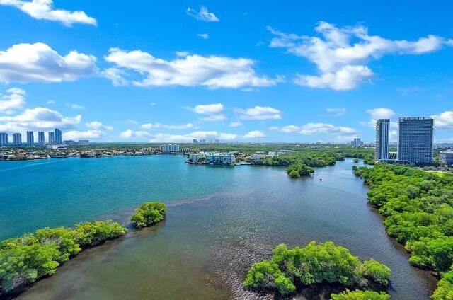 合同活跃: $1,150,000 (2 贝兹, 2 浴室, 1958 平方英尺)