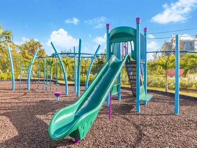 合同活跃: $1,150,000 (2 贝兹, 2 浴室, 1958 平方英尺)