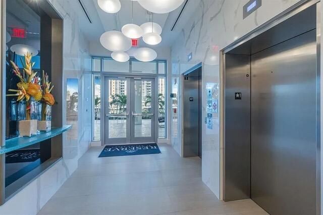 合同活跃: $1,150,000 (2 贝兹, 2 浴室, 1958 平方英尺)