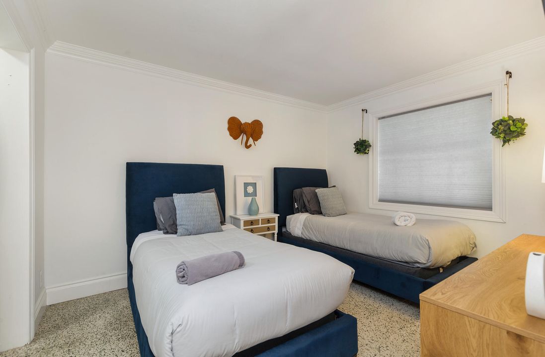 For Sale: $1,495,000 (3 beds, 2 baths, 1681 Square Feet)