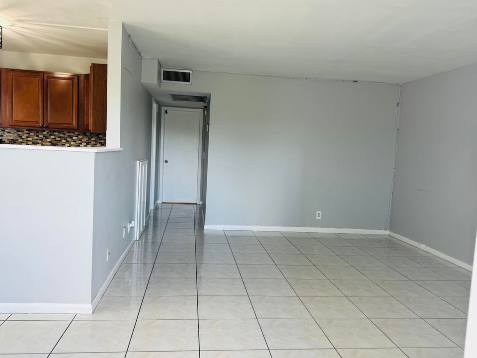 В аренду: $1,850 (2 спален, 1 ванн, 900 Квадратных фут)