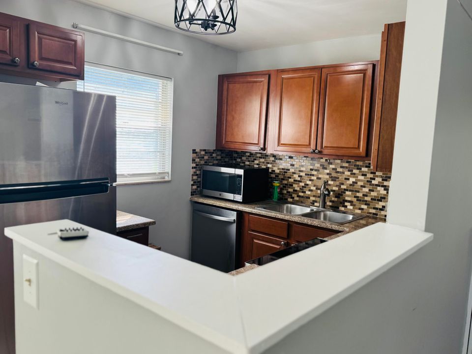 В аренду: $1,850 (2 спален, 1 ванн, 900 Квадратных фут)