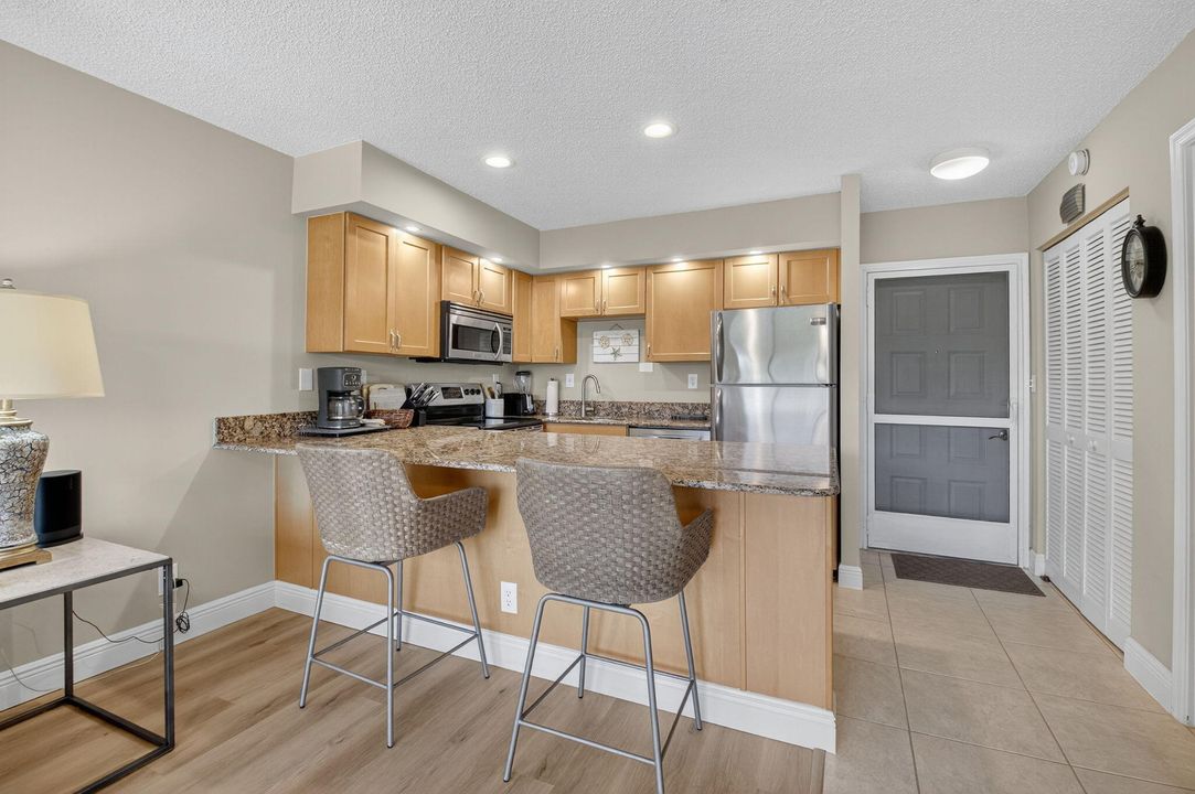 合同活跃: $2,500 (1 贝兹, 1 浴室, 750 平方英尺)