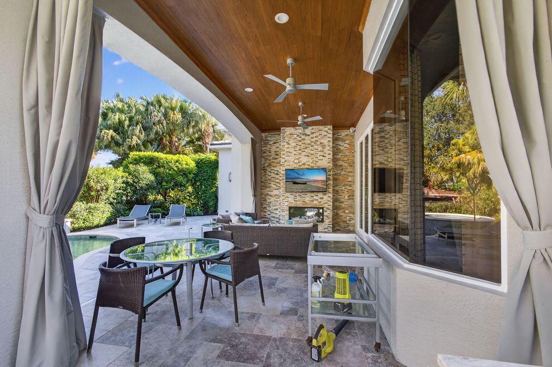 合同活跃: $3,699,000 (4 贝兹, 4 浴室, 4228 平方英尺)