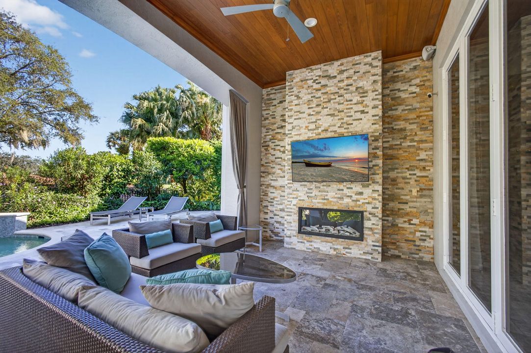 合同活跃: $3,699,000 (4 贝兹, 4 浴室, 4228 平方英尺)