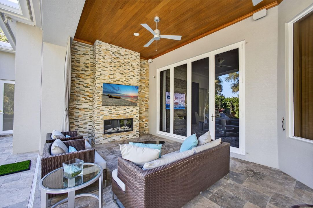 合同活跃: $3,699,000 (4 贝兹, 4 浴室, 4228 平方英尺)