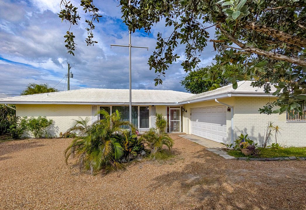 合同活跃: $1,100,000 (2 贝兹, 2 浴室, 1448 平方英尺)