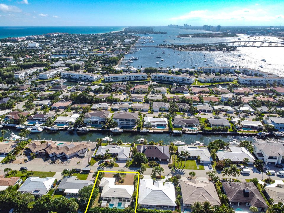 合同活跃: $1,100,000 (2 贝兹, 2 浴室, 1448 平方英尺)