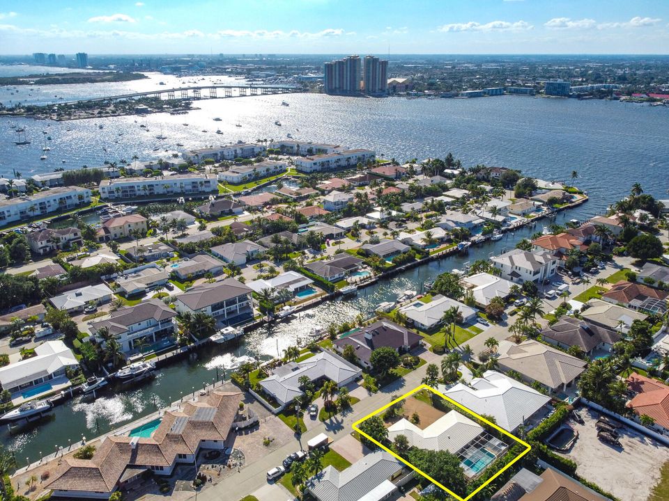 合同活跃: $1,100,000 (2 贝兹, 2 浴室, 1448 平方英尺)