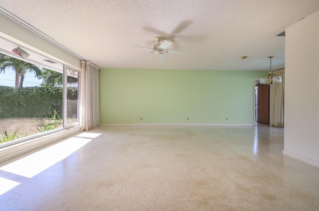 合同活跃: $1,100,000 (2 贝兹, 2 浴室, 1448 平方英尺)