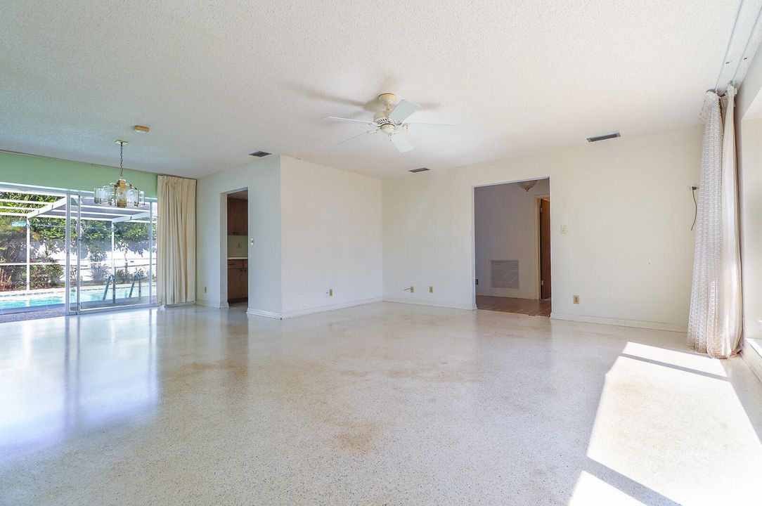 合同活跃: $1,100,000 (2 贝兹, 2 浴室, 1448 平方英尺)