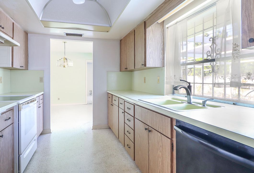 合同活跃: $1,100,000 (2 贝兹, 2 浴室, 1448 平方英尺)